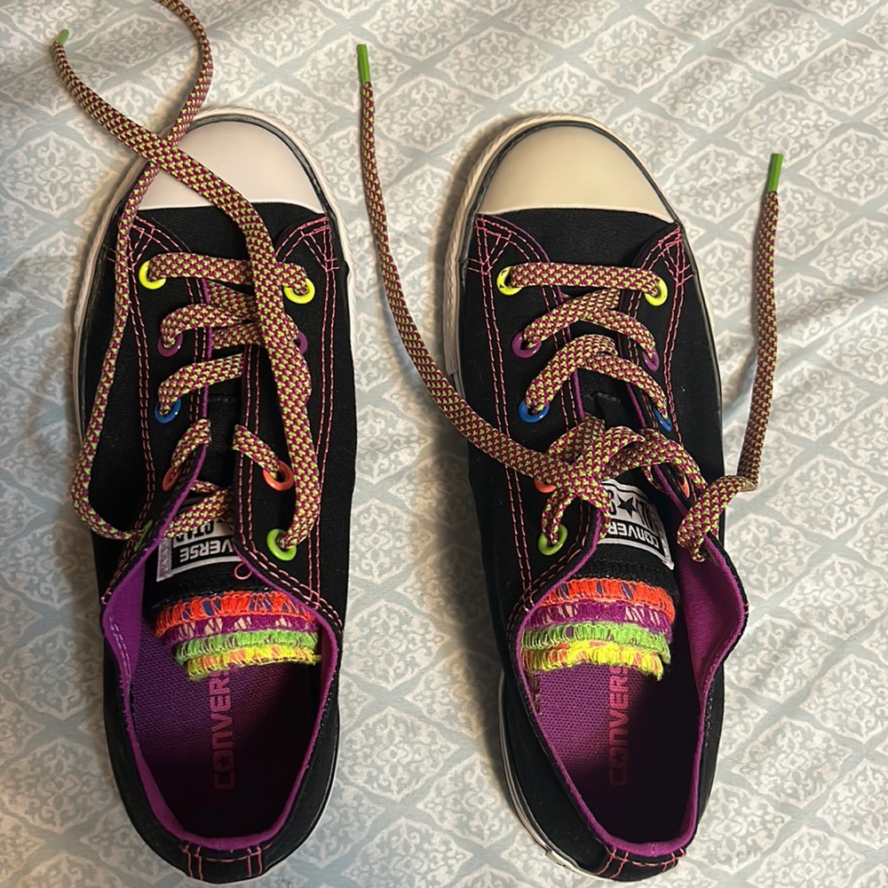 New w/out tags Converse - size mens 4 /women 6